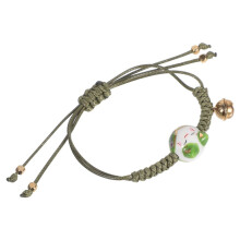 1 handknuten armband med flätat kattmotiv, grönt med kattungar