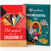 Cartoline di affermazione Enqli per donne - Set regalo audace e bellissimo con 44 citazioni quotidiane di potenziamento + supporto in legno - Amo