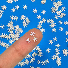 400 stuks mini-sneeuwvlokken voor handwerk - glinsteren kleine metalen sneeuwvlokken kleine kerstversieringen voor doe-het-zelf ambachten winterfeest