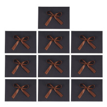 10 uitnodigingskaarten, 17,5 x 12,5 cm, met lint en envelop.