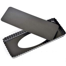 Teglia per crostate con rivestimento antiaderente, forma rettangolare, fondo removibile, lati scanalati.