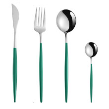 Utensílios de mesa elegantes em aço inoxidável, com design minimalista e alças ergonômicas para uma experiência gastronômica confortável.