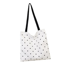 Stilvolle Schultertasche aus Segeltuch mit floraler-Weiße Tupfen