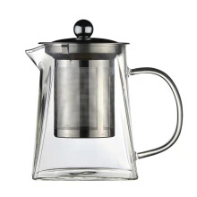 Elegante glazen theepot voor theeliefhebbers, met een druppelvrije schenktuit van borosilicaatglas en een uitneembaar roestvrijstalen zeefje. Een