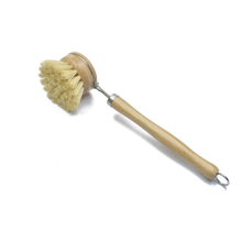 Compagno ideale per la pulizia della cucina, con manico extra lungo in legno di faggio per raggiungere ogni punto, e testine di ricambio incluse