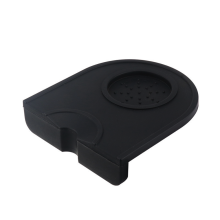 Compacte, stevige espressostampermat met antislip voet, gemaakt van voedselveilig siliconen, gemakkelijk schoon te maken en vaatwasmachinebestendig.