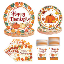 Feestelijke benodigdheden voor het seizoen: papieren Thanksgiving-borden met herfstthema, lekvrije, diepe wegwerpborden voor een herfstfeest.