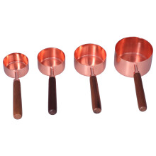 Mätkoppar och skedar i rostfritt stål, roséguld, trähandtag, funktionell design, exakt mätning, värmebeständig, kraftig, livsmedelsklassad,