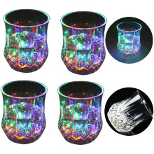 Copo iluminado para festas inesquecíveis, lembrancinha que brilha no escuro com bateria substituível, copo que muda de cor para vinho, uísque,