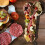 Ξύλινη σανίδα αλλαντικών Gourmet Gathering, λεία, εύκολη στον καθαρισμό επιφάνεια για 8