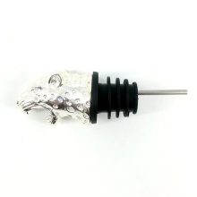 Affascinante versatore per vino, con design a testa di elefante e tappo in gomma rimovibile per una facile pulizia, ideale per la cucina di casa.