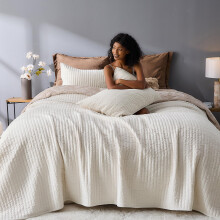 Wonderful Luxury Velvet Quilt - Stribet Channel Stitch Creme Quilt Queen Velvet Letv?gts dyne K?ledyrsvenlig Rivefast senget?ppe Coverlet Senges?