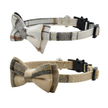 Cat Collar Breakaway med klocka och fluga plddesign Justerbar skerhetskattungehalsband (6,8-10,8 tum) (vit och krmfrgad pld)