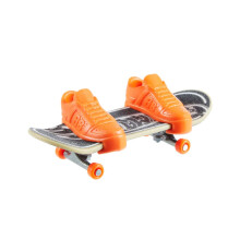 Hot Wheels Mattel Mini Monopatn con Zapatillas Modelos Surtidos (HNG32)