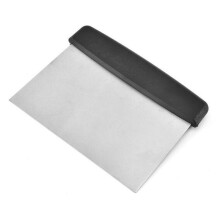 Ergonomisch keukenwonder: roestvrijstalen deegschraper met antisliphandvat voor veilig snijden en hakken van deeg, geschikt voor al uw bakavonturen.