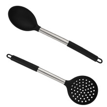 Zweiteiliges Set Schaumlöffel im rustikal-modernen Design, mit sicheren, antihaftbeschichteten Silikonköpfen und robusten Holzgriffen, ideal für
