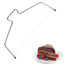 Nivelador de bolo ajustável em altura com estrutura robusta e fio de corte em aço inoxidável, ideal para nivelar camadas de bolos e decorar bolos.