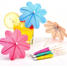Ombrellini di carta colorati, decorazioni per feste di matrimonio tropicali, bastoncini di legno naturale e colori e disegni assortiti fatti a mano
