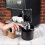 Moedor de café moderno, compacto e resistente, ideal para espresso. Design que economiza espaço, recipiente resistente a impactos e próprio para 7
