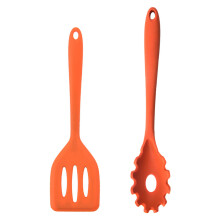 Garfo artesanal para servir massas, com formato ergonômico e feito de silicone, resistente ao calor até 250C (480F), higiênico, antiaderente e