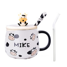 Mug en céramique représentant une adorable vache, au design raffiné et orné d'une décoration amovible. Idéal pour la maison ou le bureau, ce