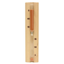 Sala de sauna com cronógrafo de madeira em formato de ampulheta e acessórios para sauna.