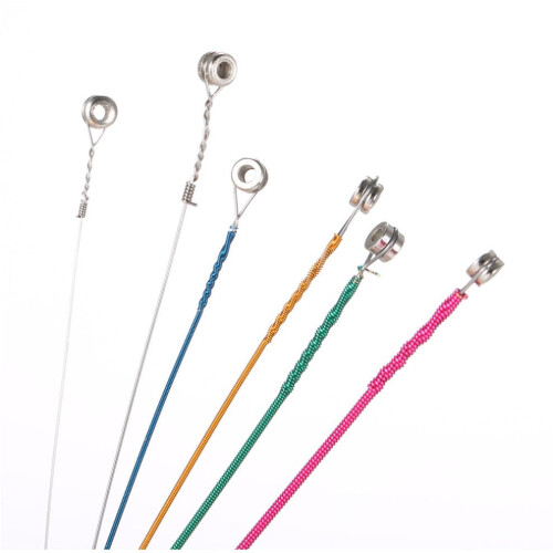 6-teiliges Set bunte Akustikgitarren in Regenbogenfarben
