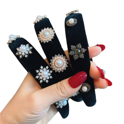 Tiara grande com aplicações de strass 2