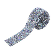 1 yard (ca. 3 cm) breed, glinsterend kristal met lijm aan de achterkant.