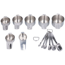 Um conjunto de medidores em aço inoxidável, o companheiro perfeito do chef, para precisão e durabilidade incomparáveis em todas as suas receitas.