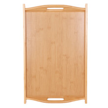 Mesa de colo em bambu natural, construída em bambu orgânico para suporte robusto, com alças decorativas e uso versátil como bandeja de servir ou