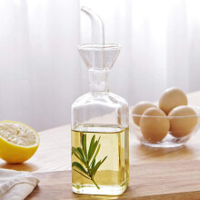 Bottiglia dosatrice per olio con beccuccio antigoccia per la massima igiene in cucina.