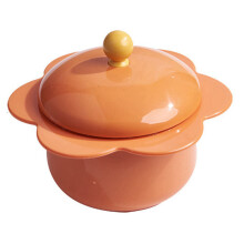 Inspirado em potes de cerâmica, este recipiente para cozinhar ramen no micro-ondas possui um design de alta capacidade que proporciona uma pegada