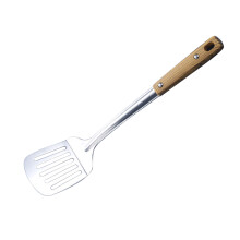 Espátula de design clássico, com acabamento polido espelhado e cabo de madeira resistente ao calor. Utensílio de cozinha ergonômico e