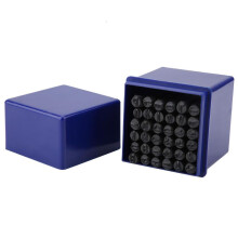 Set van 36 stalen alfabetletter- en cijferstempels van 5 mm.