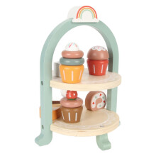 Torre de pasteles y repostería de madera para el té de la tarde