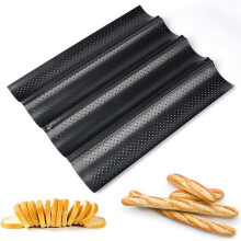 Baguette-Backform mit Antihaftbeschichtung und Perforation aus robustem Kohlenstoffstahl für knusprige, selbstgebackene Baguettes.