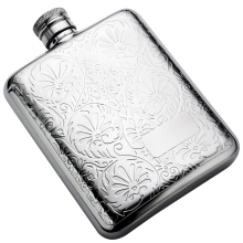 Flachmann im Vintage-Stil, Edelstahlflasche mit geätztem Design und komfortablem Griff, perfekt für Outdoor-Abenteuer und besondere Anlässe.