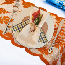 Vintage-Tischdekoration im Landhausstil, Tischläufer aus Leinenstoff (Sackleinen) mit Ahornblattmuster für herbstliche Wärme und Vintage-Charme,