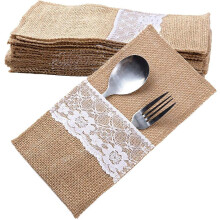 Porta-talheres de juta, com um toque elegante e decoração em renda, ideais para casamentos e festas. Porta-guardanapos e talheres de juta natural