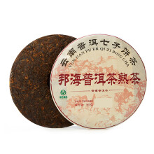 Professioneller Cocktailmessbecher, gereifter fermentierter Pu-Erh-Tee, charakteristischer reifer Pu-Erh-Teekuchen. Geeignete Umgebung: Feucht,
