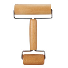 Rolo de massa de madeira antiaderente com design equilibrado para cozinha, rolo duplo de faia natural que garante espessura uniforme e bordas lisas.