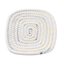 Porta-copos resistentes ao calor, absorventes e feitos à mão em algodão. Adicionam charme ao seu espaço e são perfeitos para o uso diário.