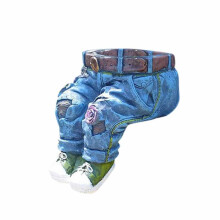 Fioriera da giardino a forma di jeans retrò, realizzata in resina resistente, dal design unico ed elegante per l'arredamento esterno.