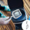 Long Handle Pet Litter Scooper Hållbar Metall Sift Skovel Blå 5