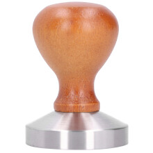 Prensador de acero inoxidable con mango de madera curvado para prensar con precisión el café molido.