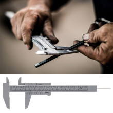 150 mm Vernier-Schieblehre mit doppelter Skala aus Kunststoff Genauigkeit bis 0,5 mm grau