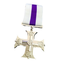 Insigne de médailles pendentif croix détaillées avec broche en