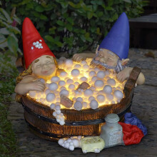 Voeg een vleugje magie toe aan uw buitenruimte met onze Solar Firefly Jar Gnome, LED-verlichting voor buiten voor een betoverende nachtelijke sfeer.