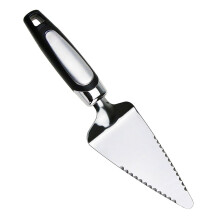 Dreieckiger Tortenausstecher mit scharfen, gezahnten Kanten für müheloses Schneiden, spülmaschinenfest, aus rostfreiem Edelstahl.